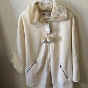 NWT-Women's faux fur collar zip-up cape